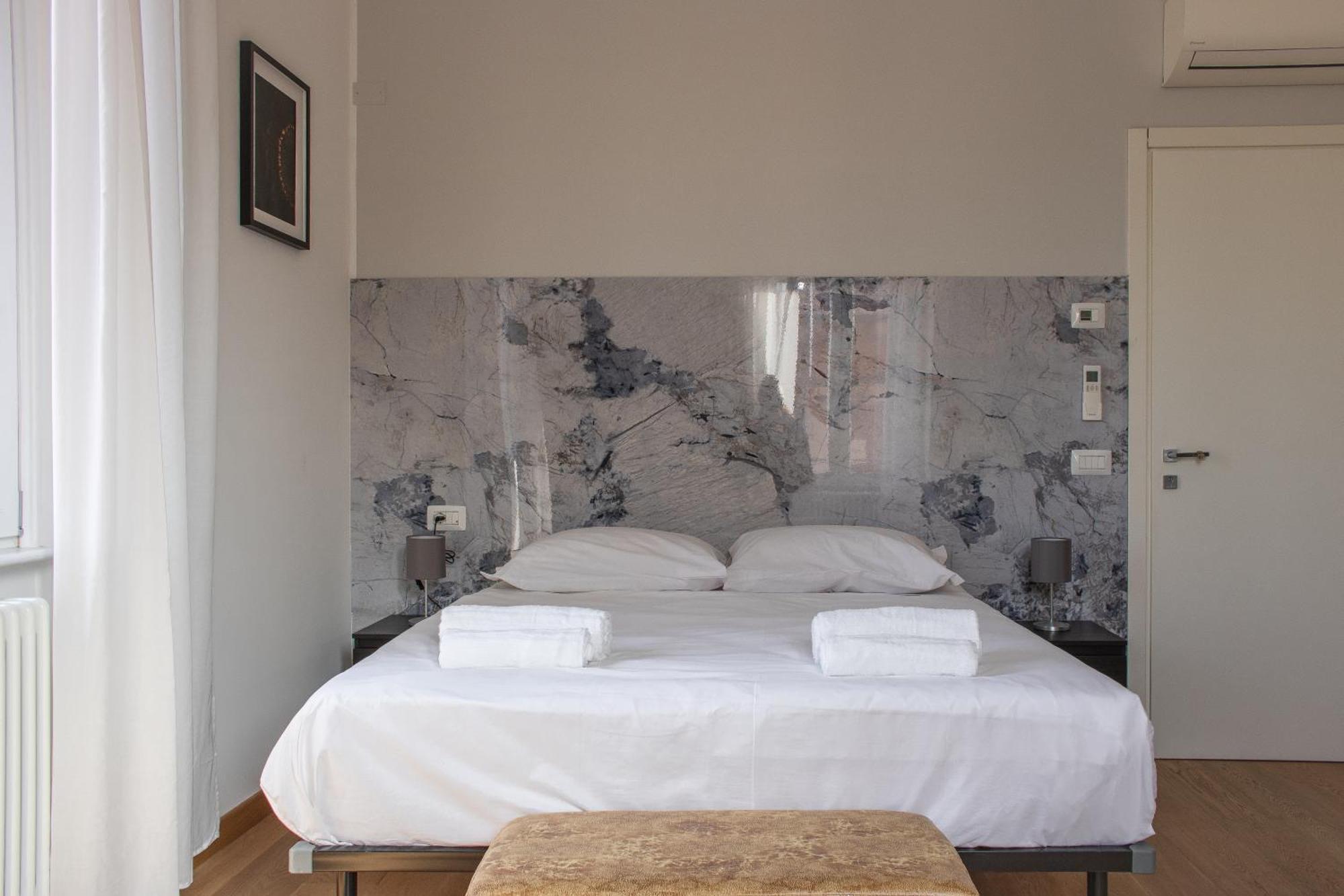 Rrrapido Holy Suites And Rooms - Via Sardegna Mediolan Zewnętrze zdjęcie