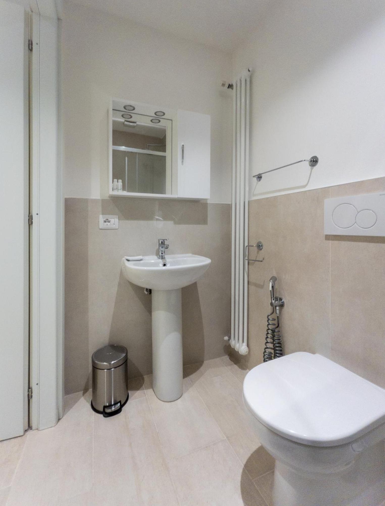 Rrrapido Holy Suites And Rooms - Via Sardegna Mediolan Zewnętrze zdjęcie